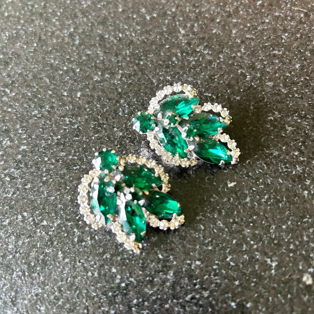 Vintage 1950s Weiss Clip on Earrings - Picture 2 of 3